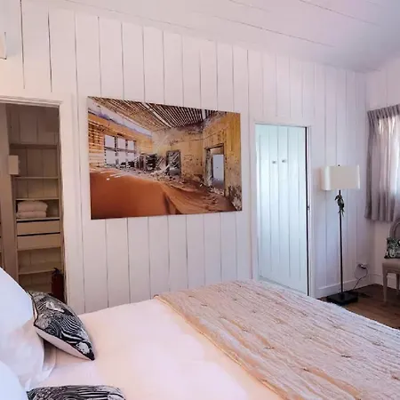 La Est Une Luxueuse Confortable Avec Piscine Chauffee